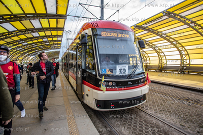 Tramwaj specialnej lini 60 uruchomionej przed meczem...