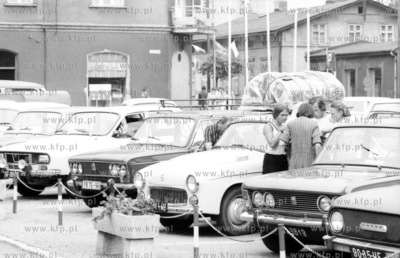 Rynek i parking samochodowy w Kartuzach na Kaszubach....