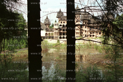 Lapalice na Kaszubach. Budowa prywatnego zamku. 4.08.2002...