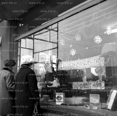 Swiateczna dekoracja witryny sklepowej w Sztumie. (grudzien_IV/69_p3)...