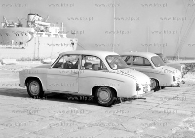 Samochody syrenka na Skwerze Kosciuszki w Gdyni. 3luty76_z.kosycarz_p23...