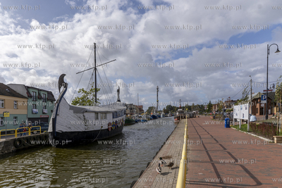 Łeba. Pusty po sezonie letnik deptak wzdłuż Łeby....