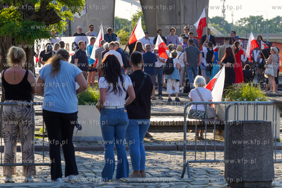 Gdańsk, Plac Solidarności. Demonstracja, pod hasłem...
