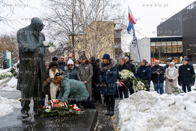 Złożenie kwiatów pod pomnikiem Władysława Bartoszewskiego....