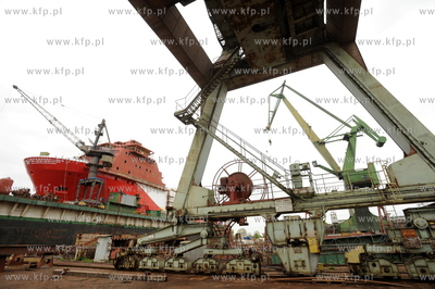 Stocznia Gdanska w niedziele. n/z statek pomocniczy...