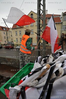 Zaloba narodowa po katastrofie prezydenckiego samolotu...