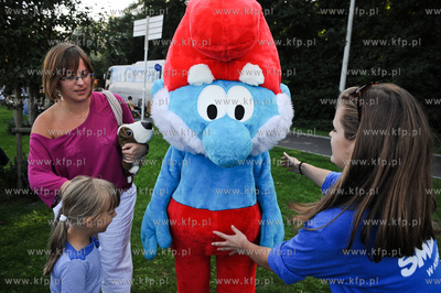 Gdynia. Bulwar nadmorski. Akcja promocyjna filmu Smerfy,...