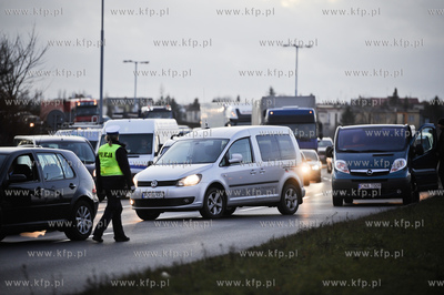 Kierowca samochodu ciezarowego po awarii jednego z...