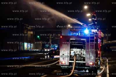 Gdansk. Pozar znajdujacej sie na terenie Stoczni Gdanskiej...