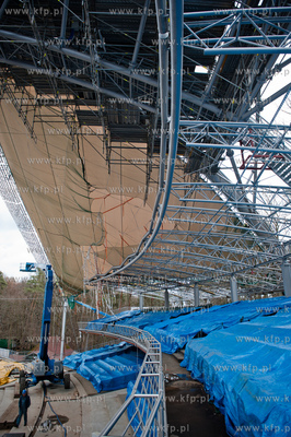 Sopot. Rozpoczeto montaz liczacej 7000 m2  powloki...