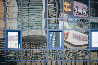 Gdansk. Wrzeszcz. Odbicie w szybach wiezowca Olimp...