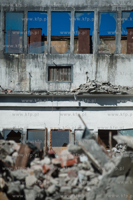 Gdynia. Wyburzanie jednego z budynkuw Dalmoru przy...