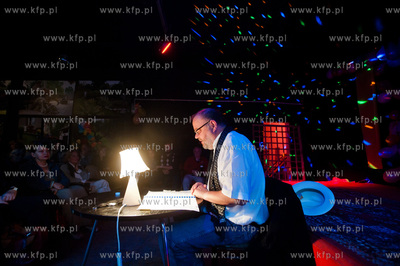 Gdansk. Oliwa. Dom Zarazy. Pisarz Pawel Huelle czyta...