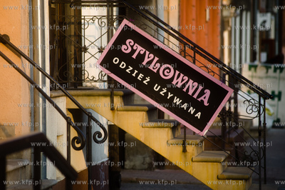 Gdansk. Ul. Swientojanska. Szyld reklamujacy sklep...