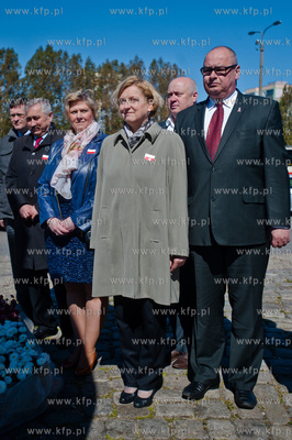 Gdansk. Delegacja Prawa i Sprawiedliwosci sklada kwiaty...