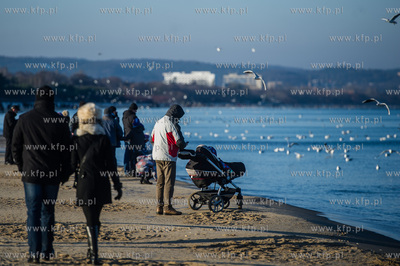 Gdansk. Mrozne, sloneczne, sobotnie popoludnie na plazy...