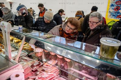 Gdansk. Hala postoczniowa przy ul. Doki 1. BioBazar...