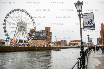 Gdansk. Montaz kola widokowego na Wyspie Spichrzow.
13.06.2016
fot....