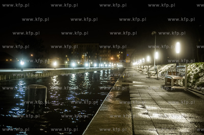 Gdańsk. Wysoki poziom wód Motławy, który jest efektem...