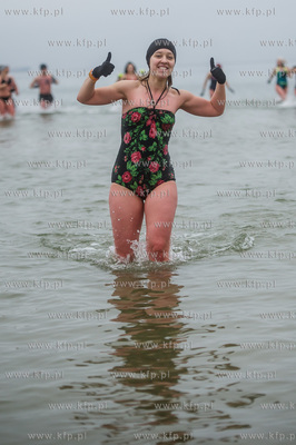 Plaża w Sopocie. Charytatywne morsowanie, w czasie...