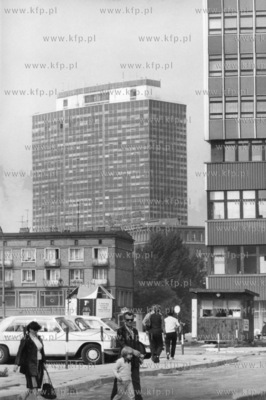 Wiezowiec zieleniak i fragment wiezowca Proremu na...