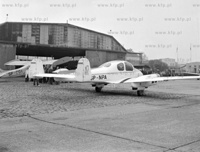 Samolot przed hangarem na lotnisku w Gdansku Wrzeszczu....