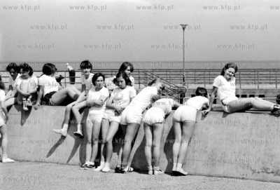 Grupa dziewczat na Bulwarze Nadmorskim w Gdyni. 12.05.1981...