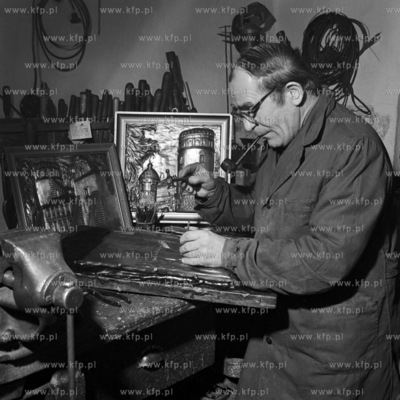 W pracowni cyzelera Eustachego Konopelskiego. 
29.01.1973
6styczen73_z.kosycarz_58
Fot....