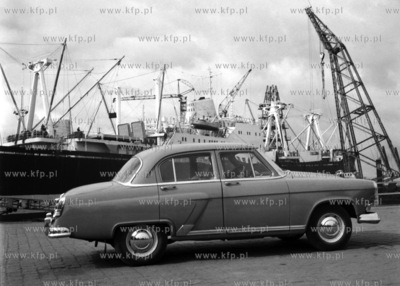 Na nabrzeżu portu gdyńskiego stoi samochód.  (Lata...