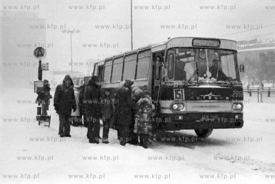 Obfite opady śniegu spowodowały liczne utrudnienia....