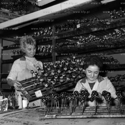 Malowanie ozdob choinkowych w Spółdzielni Pracy Gedania,...