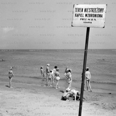 Wypoczynek na plaży. (lata60). 1965 0008013z Fot....