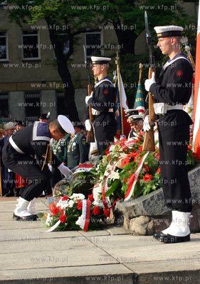 Zlozenie kwiatow i wiencow na plycie Marynarza Polskiego...