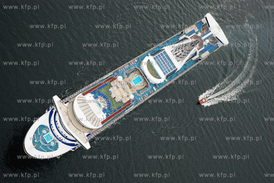 Gdynia z lotu ptaka. Nz. Wycieczkowiec STAR PRINCES...