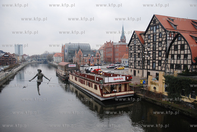 Bydgoszcz. Spichlerze (po prawej) i barki zaadoptowane...