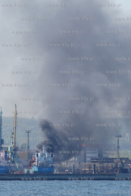 Gdynia. Pozar zbiornika z mazutem na jednym ze staktow...