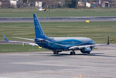 Gdansk, Rebiechowo. Nz. Boeing 737-8AS linii RyanAir.
22.04.2009
fot....