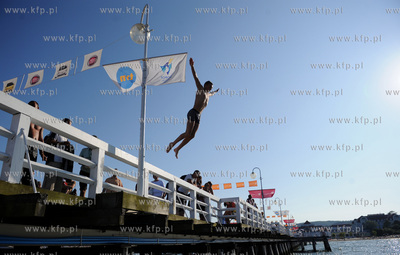 Sopot. Plaza. wakacje 2009. Nz skoki do wody z sopockiego...