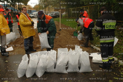 Elblag. Silny polnocny wiatr i opady deszczu spowodowawy...