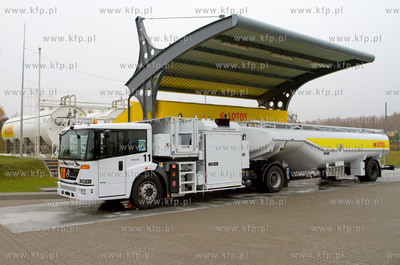 Gdansk, Rebiechowo. Nz. Cysterna LOTOSU na lotniskowej...