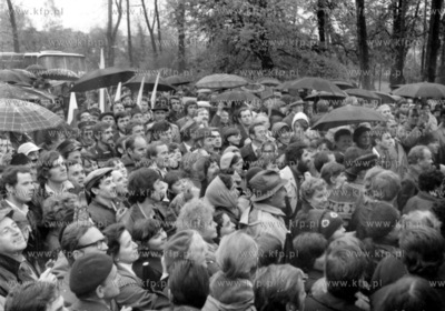 Objazd delegacji Solidarnosci po podkrakowskich miejscowosciach....
