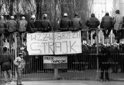 Drugi dzien okupacyjnego strajku czesci pracownikow...