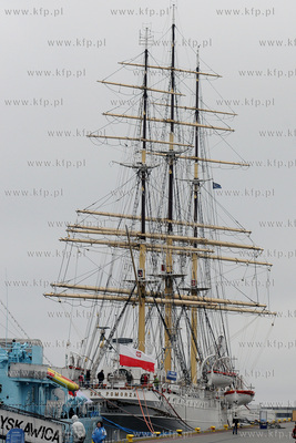 Gdynia. Skwer Kosciuszki. Opuszczone do polowy bandery...