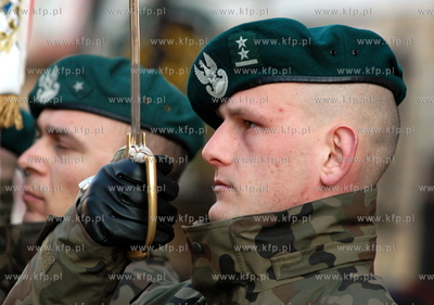 Cialo tragicznie zmarlego, w katastrofie lotniczej...