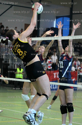 Hala MOSIR w Rumi. Trzeci mecz o awans do elity siatkarek...