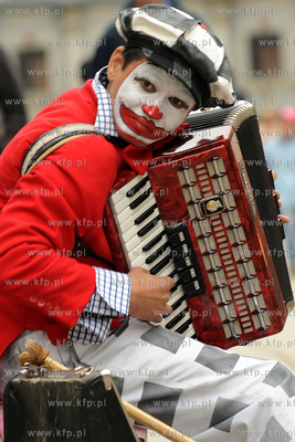 Gdansk ul. Dluga. Clown Aleksander gra na akordeonie.
15.05.2010
Fot....