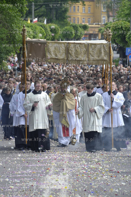 Procesja Bozego Ciala przeszla ulicami Pelplina.  03.06.2010...