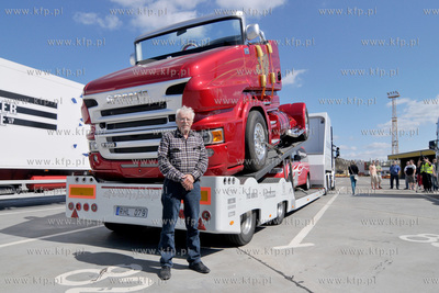Gdynia. Do gdynskiego portu przyplynely ciezarowki,...