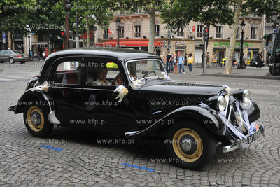Przejazd ulicami Paryza zabytkowych i unikalnych samochodow...