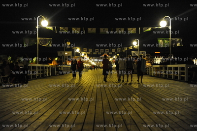 Sopot. Turysci spacerujacy wieczorem po sopockim molo....